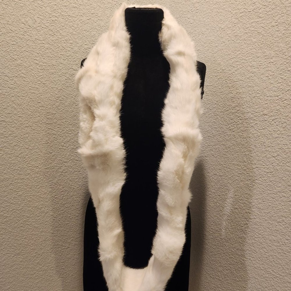 Infinity White Rabbit Scarf - Picture 2 of 3